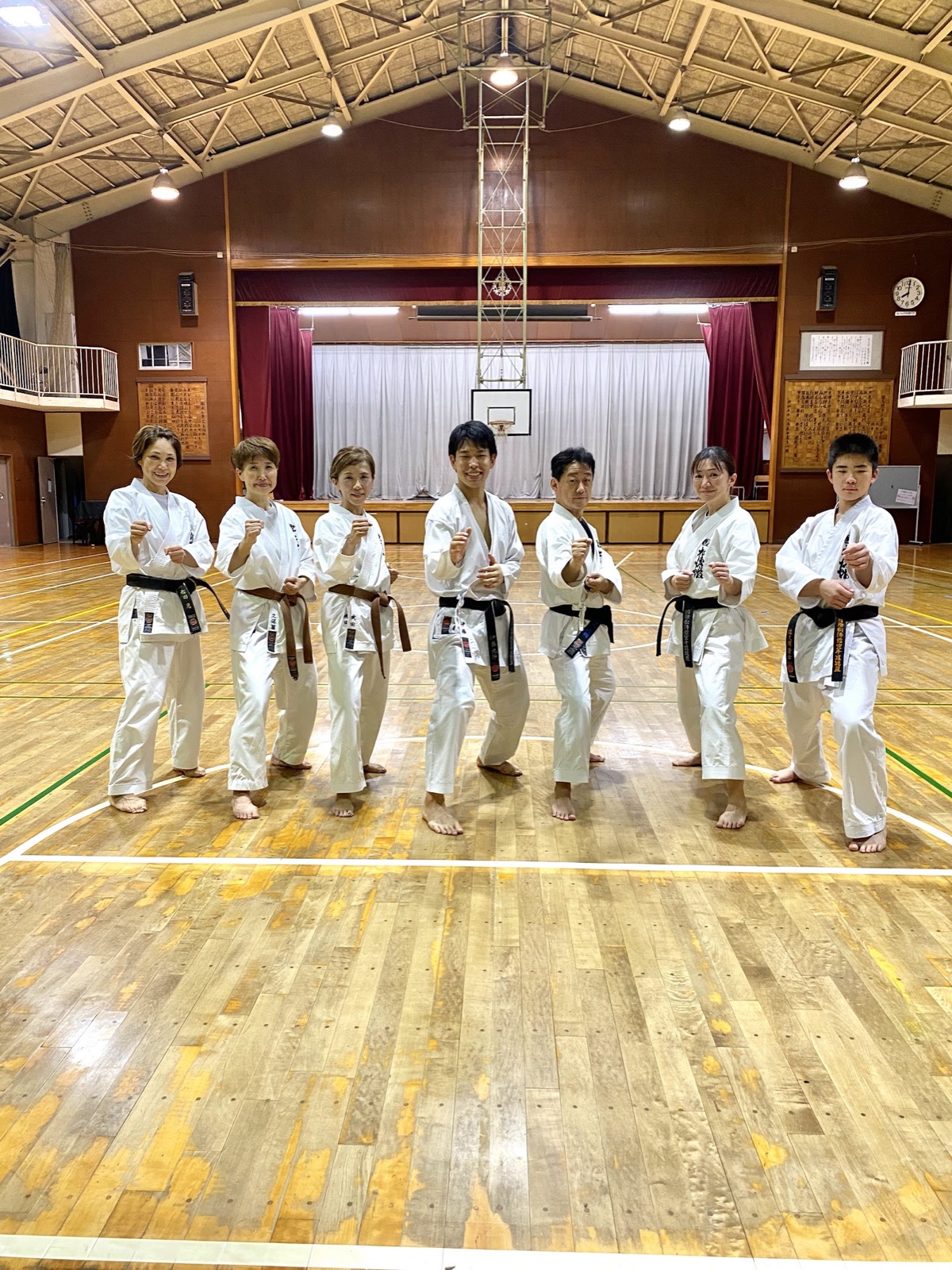 香澄小学校体育館で稽古する習志野支部の門下生